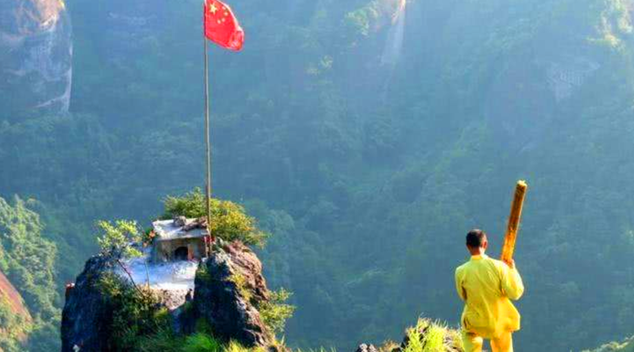 男子每天替人烧“龙头香”，往返于10厘米宽悬崖上，月入10万