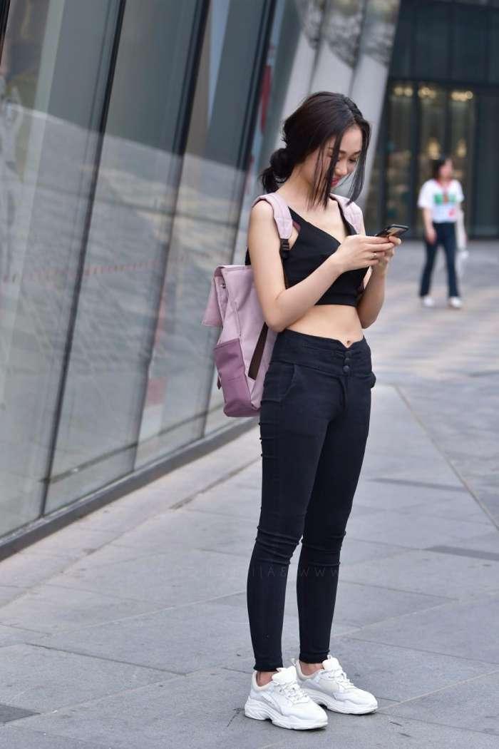 气质小姐姐黑色紧身裤大秀运动好身材, 回眸一笑, 看呆来往路人