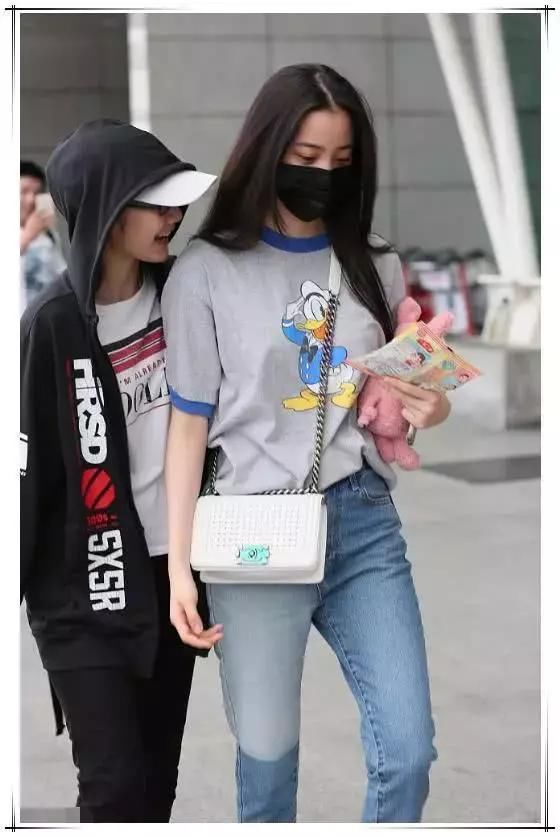 厉害呀欧阳娜娜，随便穿个童装也能美翻天，网友：裤子湿了吗？