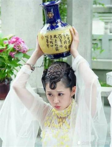 12年前《刁蛮公主》张娜拉的造型，每件都美出天际！网友：这才是