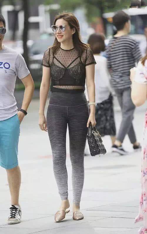 透色薄纱搭配黑灰渐变色紧身裤,性感撩人端庄大气