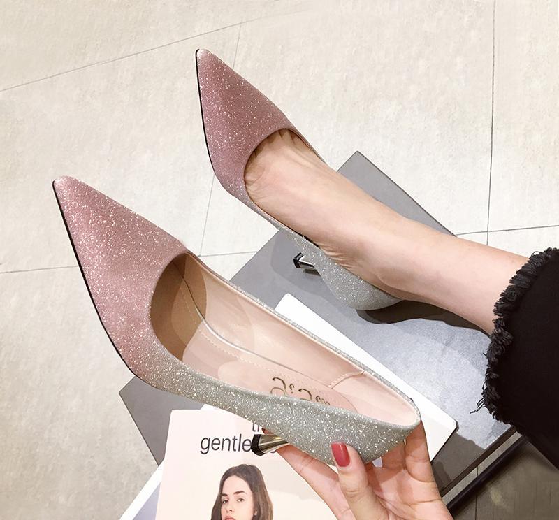 高跟鞋别穿去年的了，扮靓清爽一款倾心，把控潮流新导向