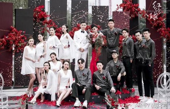 抖音最火纹身新娘:身穿黑色婚纱嫁人,婚礼风格