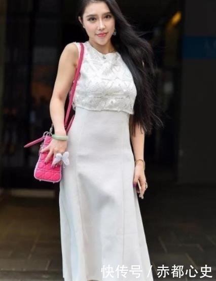  [碎花]街拍：美女碎花上衣配黑色短裤，时尚潮流的穿着，酷范十足