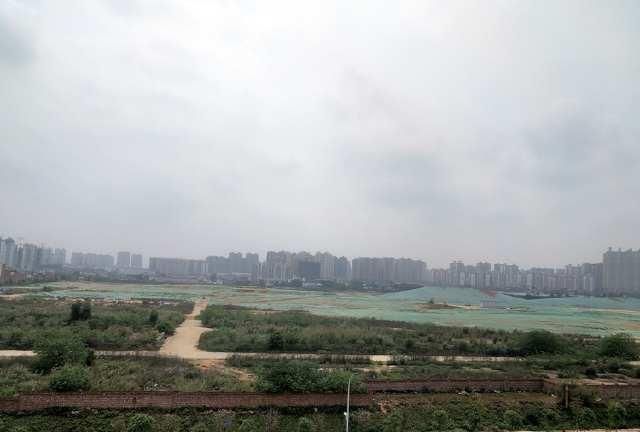 南建路口:南宁亭洪路延长线通车不久,房东就涨房租,好在不用再走漆黑小路