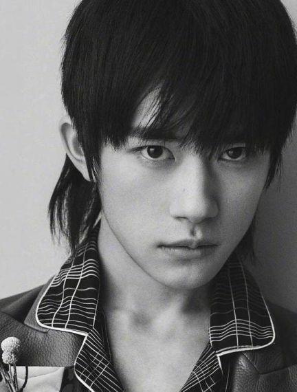 同样是鲻鱼头造型蔡徐坤可爱，易烊千玺成熟，最好看的是他！