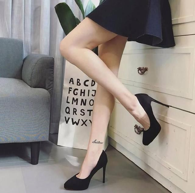 甜美减龄的尖头高跟鞋，散发出浓浓的浪漫气息