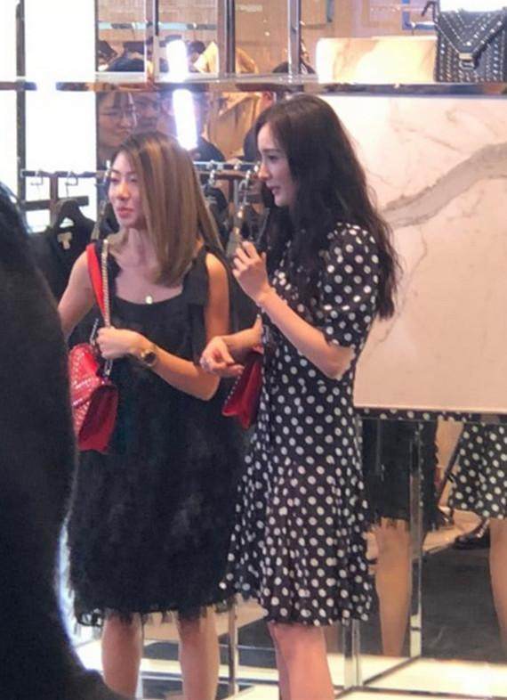 显老的波点裙被杨幂穿出高级感, 凭她的模样, 说她23岁我也信