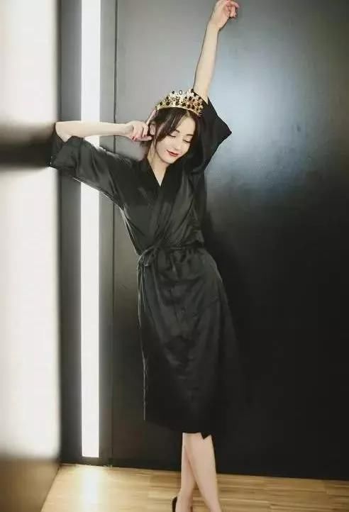 迪丽热巴什么操作？“易拉罐”也能当鞋穿？网友：不怕摔跤