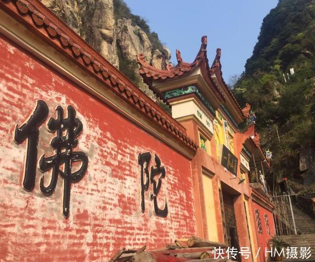 国内最神奇寺庙,建在半封闭巨石之下,千年古藤倒挂其中
