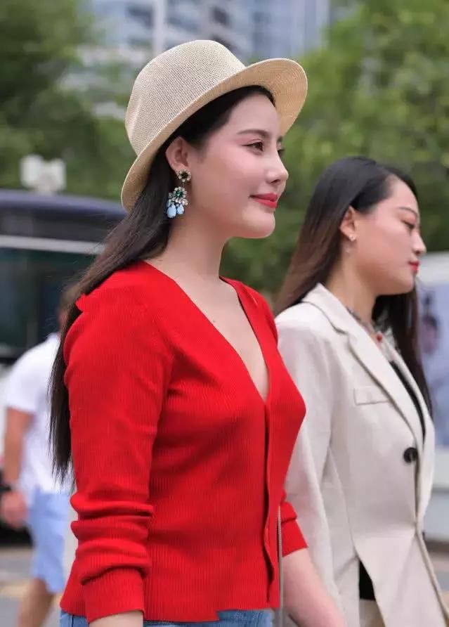 微胖小姐姐与闺蜜逛街有说有笑，心情很好