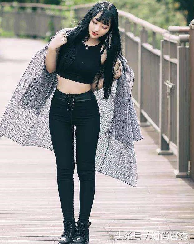 格外靓丽的紧身裤美女，秀出漂亮的姿态！