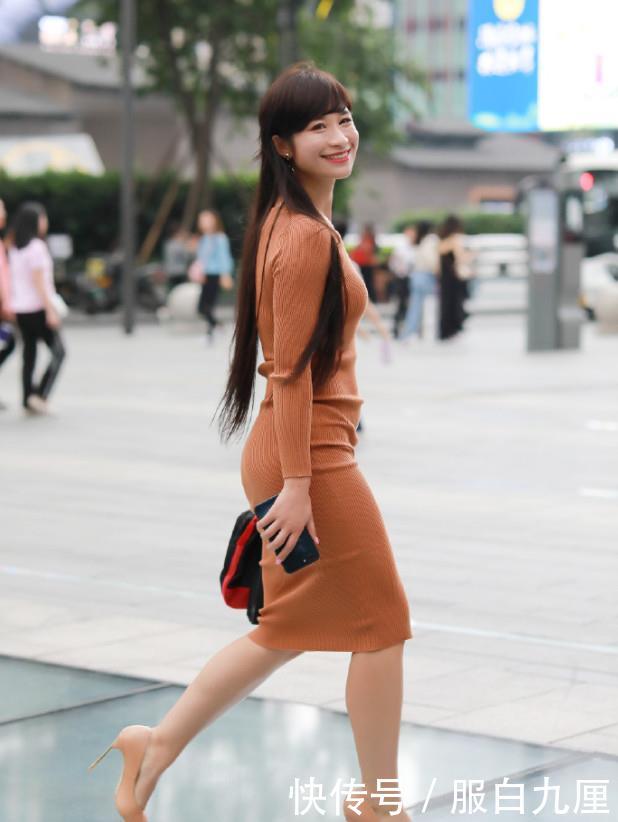 「 微笑」时尚的裙子藏不住她的好身材,街拍:微笑的女生真好看
