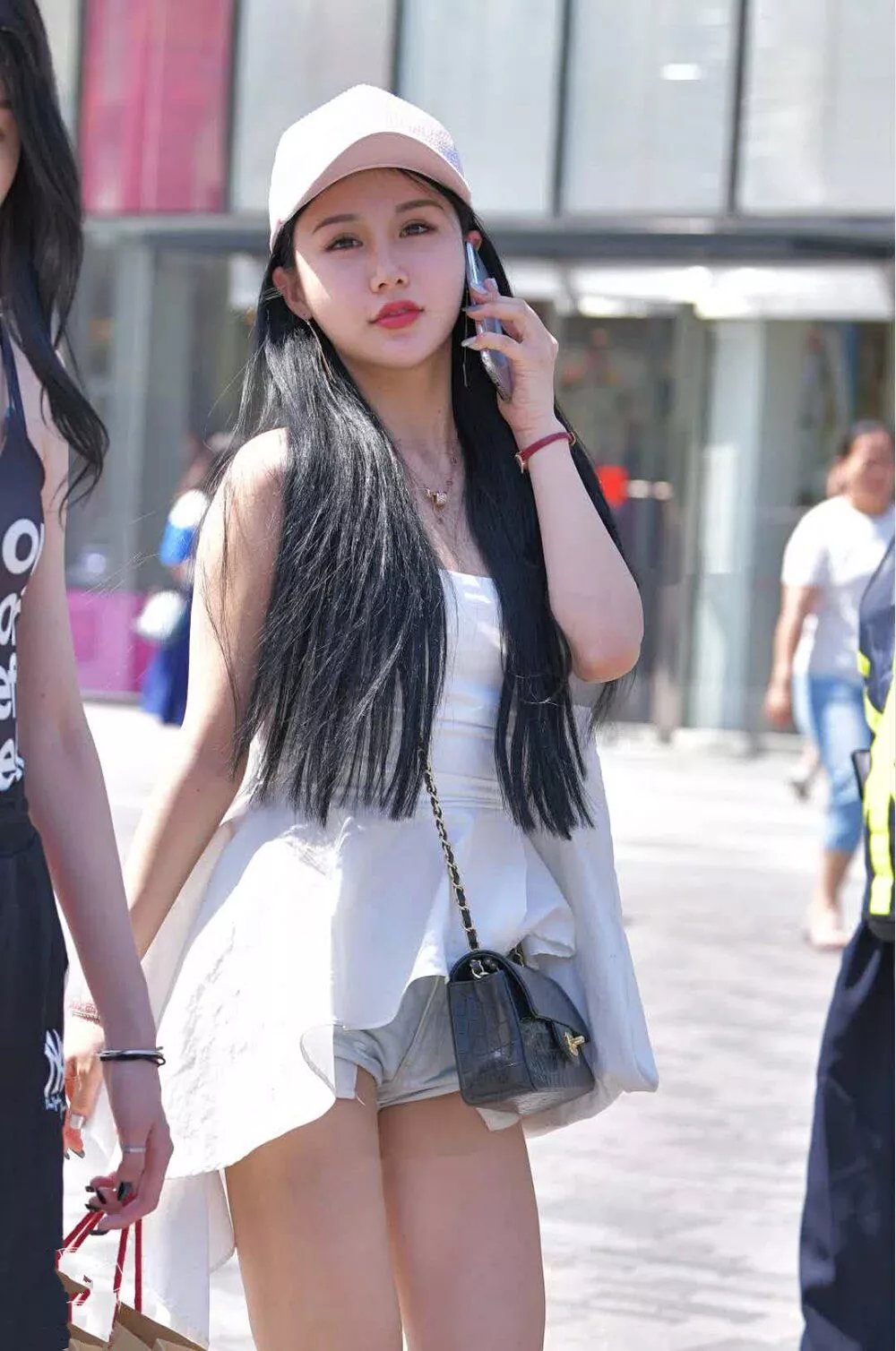 街拍漂亮的短裤大长腿美女小姐姐，笑起来很美