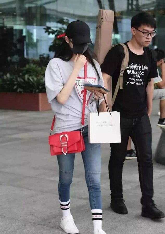 【 上头】叫“裤子塞袜子”,杨幂热巴“上头”了,最近流行一种新搭配