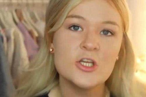 一美女爱化妆,一次往脸上涂满一百层粉底液,结果令人不忍直视了!