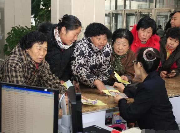 公司必须给职工参加社保吗？工作5年没缴纳社保，辞职赔多少钱？