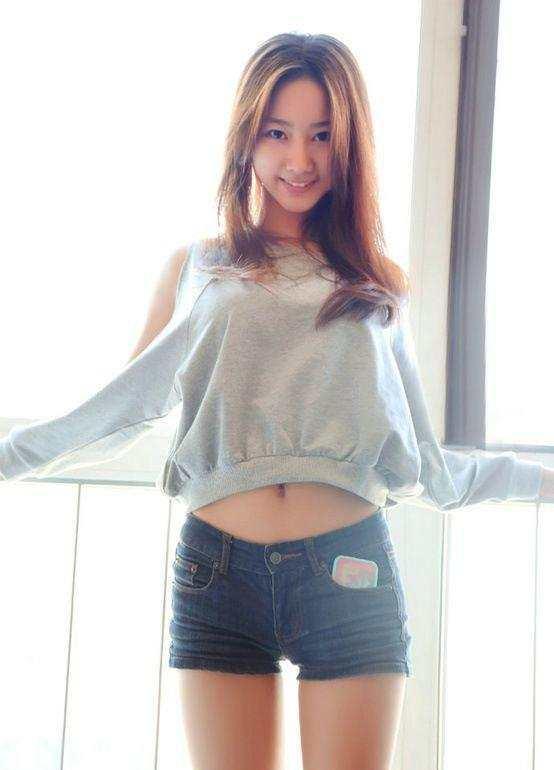 街拍:小姐姐把短裤穿出了个性,美腿很修长!