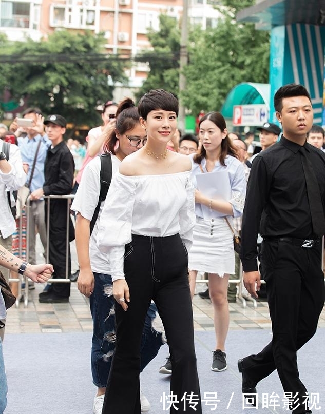 女人:有气质的女人都不穿阔腿裤了,今年流行钟摆裤,时髦有气质