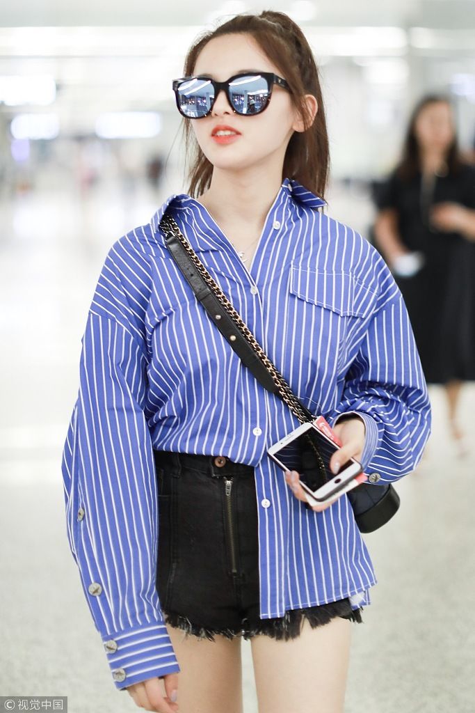 杨超越穿条纹衫秀美腿 星味十足