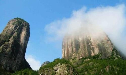 中国发现世界最大的天然佛像，呈双手合十姿态，逼真程度令人称奇