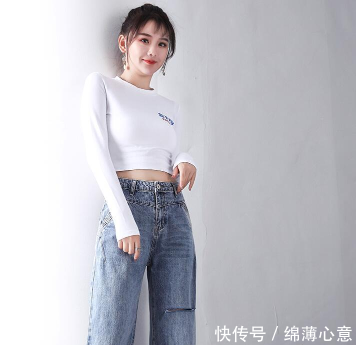 『舒适』别打扮的那么老，看我闺蜜身上穿的破洞牛仔裤，减龄又俏皮