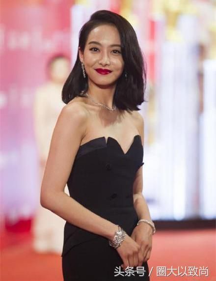 37岁杨蓉牛掰，穿黑色抹胸裙比宋茜还时尚显身材，人老更爱美？