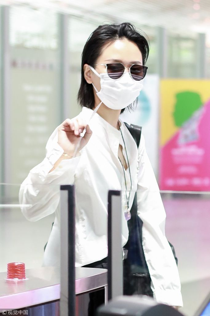 雌雄难辨！周笔畅白衣黑裤玩转中性风 架黑超梳背头帅过小鲜肉