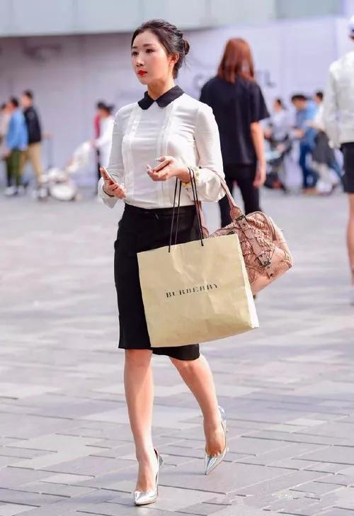  「小美女」街拍：小美女身穿拼接色连衣裙，脚踩高跟鞋，绝对显时尚