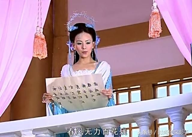 站在长廊看风景的古装女子，李玉湖惬意、白飞飞甜美、蓝儿好兴致