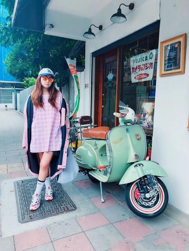 Selina顶着高温去旅游，网友：伤疤腿能受得了？