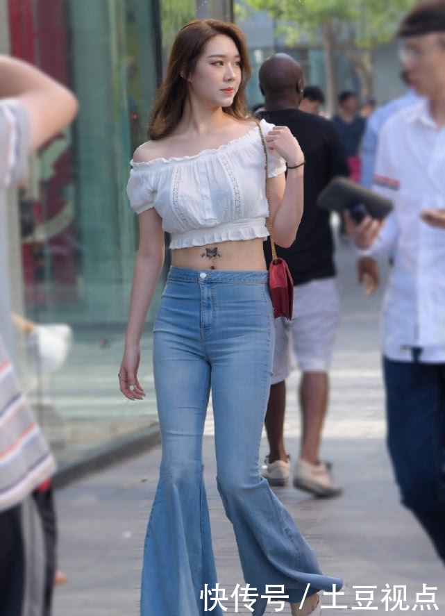 「 美女」加上喇叭设计,美得高挑出众!,美女街拍:微胖小姐姐爱穿牛仔裤