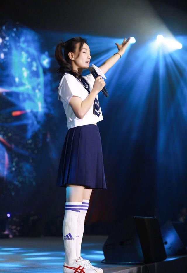 48岁的张庭太可怕了，一袭绿色长裙现身活动，简直越活越年轻