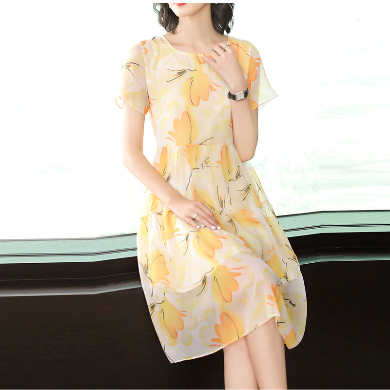 越来越多女人不穿小背心了,现时兴这“透透服”,凉爽更美嫩