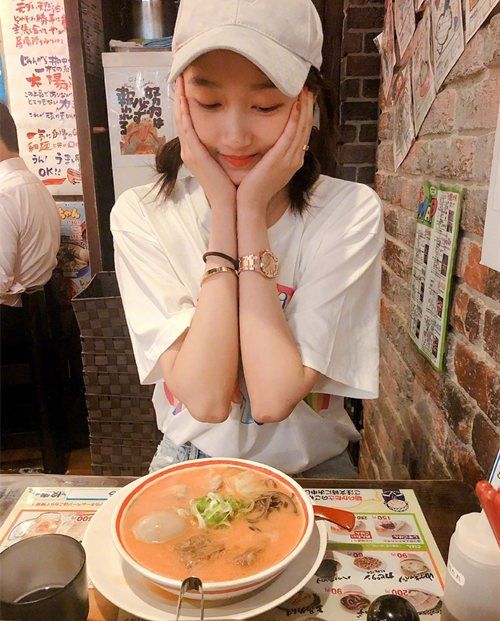 关晓彤生日，鹿晗祝福 抢镜的却是腕表?