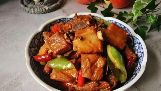 「去腥」做排骨时放入一样东西,让肉更容易烂,并且口感好,而且能去腥