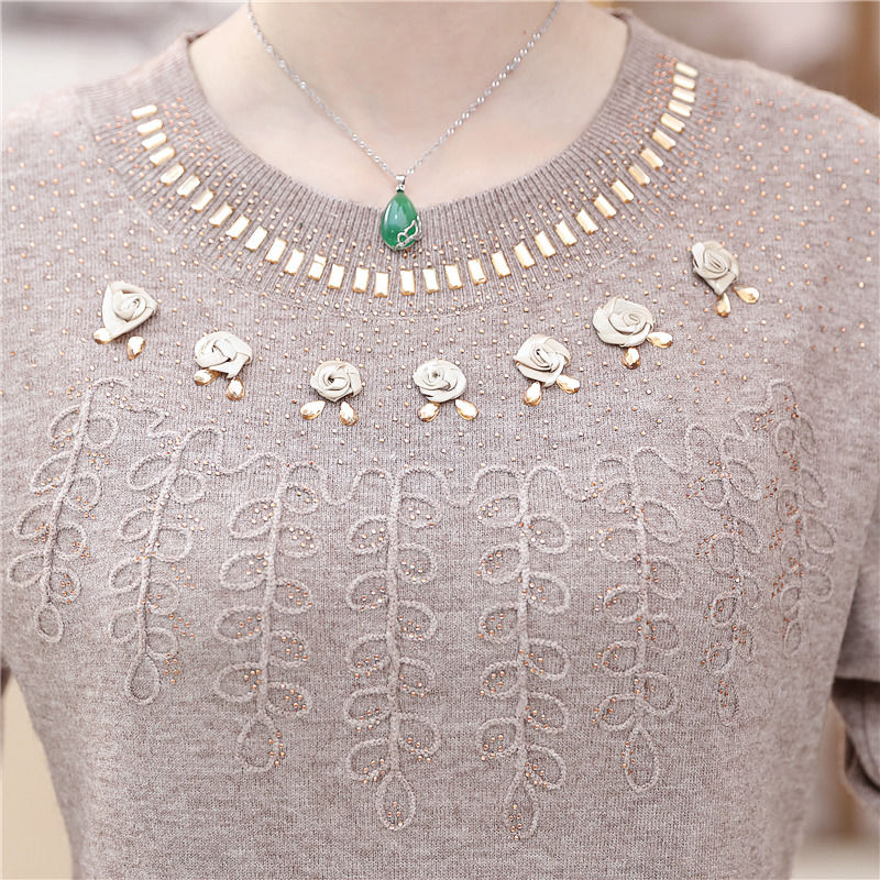 女人过了40岁，尽量少穿裙子，学学香港女人这样穿，洋气超迷人