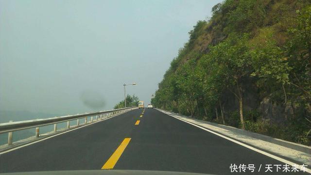  沥青路面：整条高速都是沥青路，为什么一到收费站就是水泥路面