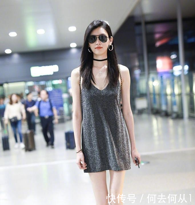 奚梦瑶热到穿吊带去机场, 但她穿的鞋子亮了!