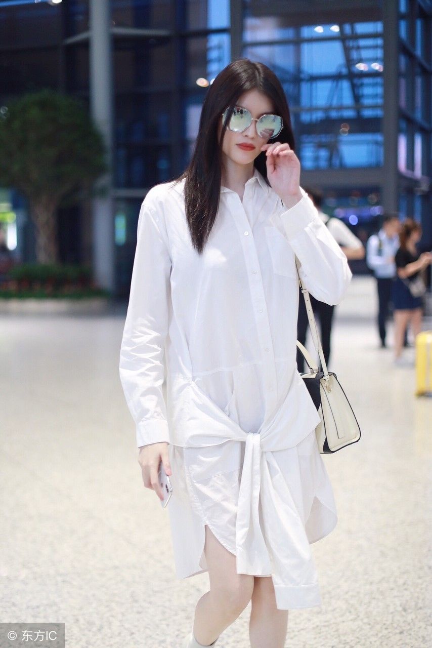 继大长腿之后再现“灯管腿”, 只有她最让人服气