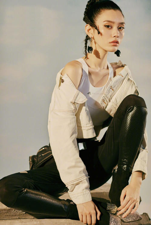 奚梦瑶黑色运动内衣炫腹，双腿成90度，运动裤成“三角形”内搭都