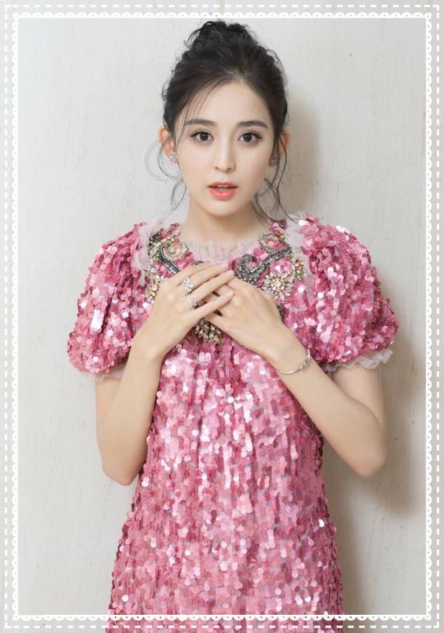 没有古力娜扎的身材真别穿亮片裙，像谢娜这样穿成孕妇装就尴尬了