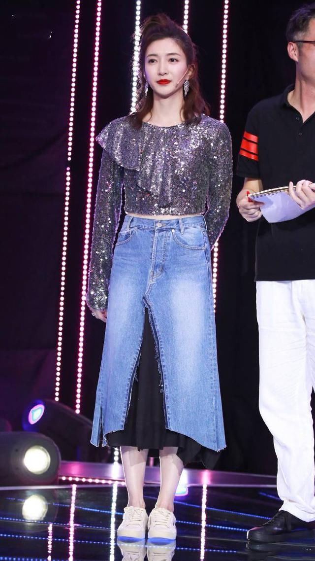 江疏影把牛仔裙中间剪开，内还穿一件黑色长裙，网友：真多余！