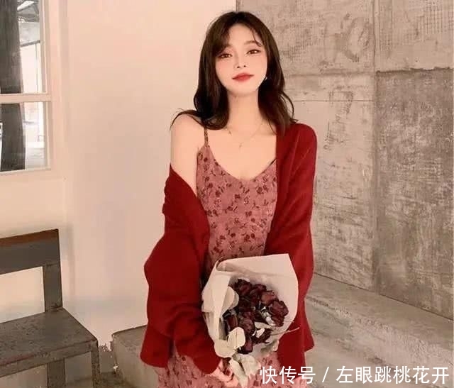  学院@春季怎能少了应景的碎花裙：搭西装御姐范，穿针织衫温柔学院风