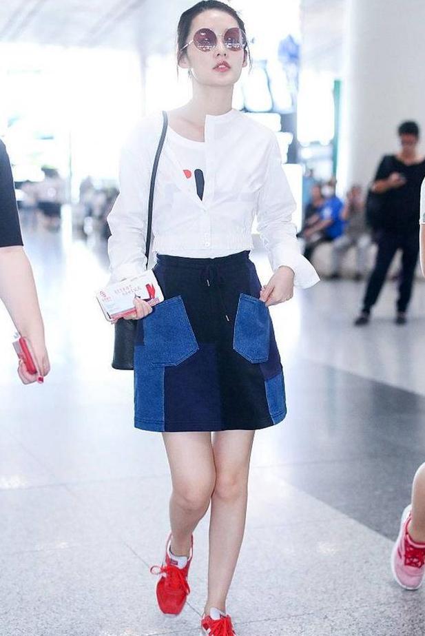 难道李沁不热吗，穿搭两件衬衫现身机场，网友：看了都想出汗了