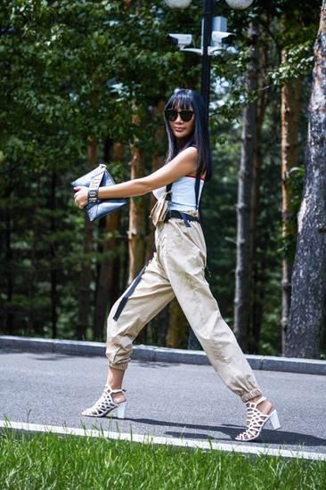 工装风不是男性专属 张咪：工装也可以穿出性感