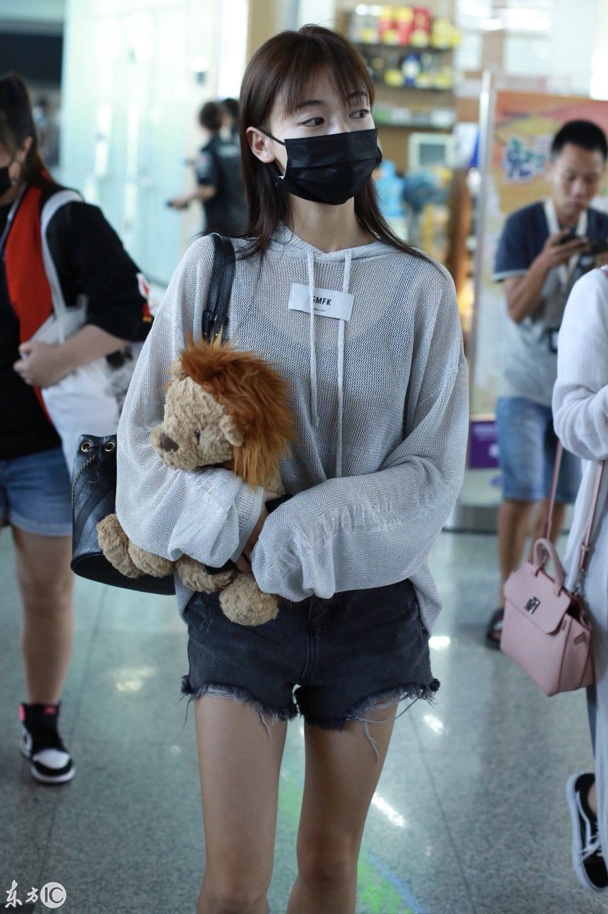 吴谨言机场终于不再穿T恤了,换一件镂空卫衣,秀起素颜真是好看