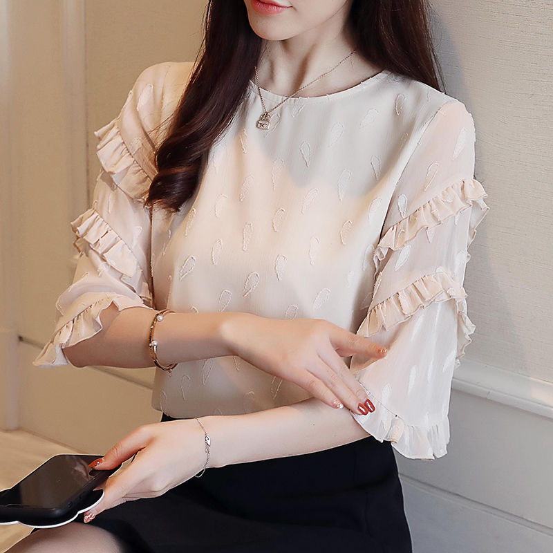 身材丰满的女生还是这样穿，紧身T恤性感火辣，美嫩撩人心