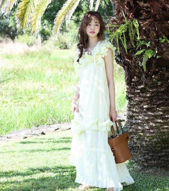 韩国国民闺女金所炫，身穿红裙亮相，真实的腿让人看呆了！