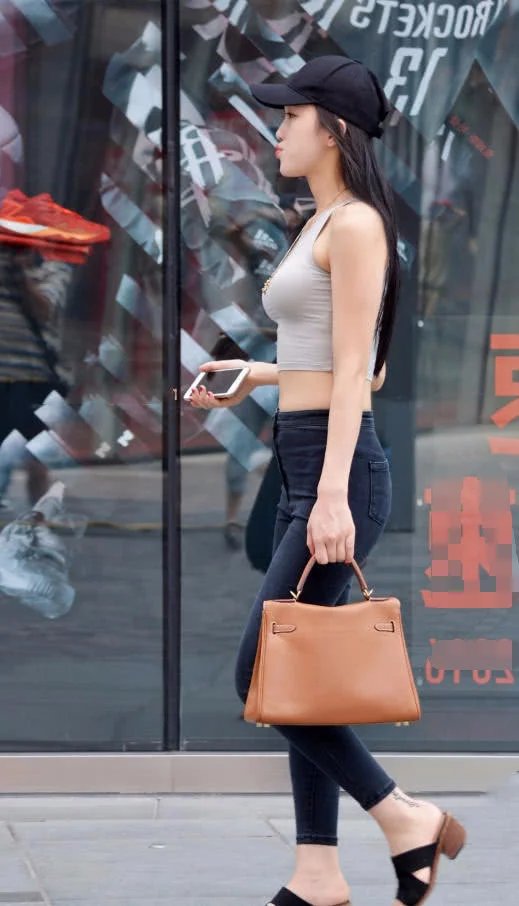 清纯甜美的小姐姐，完美的S曲线，洋溢着青春的妩媚